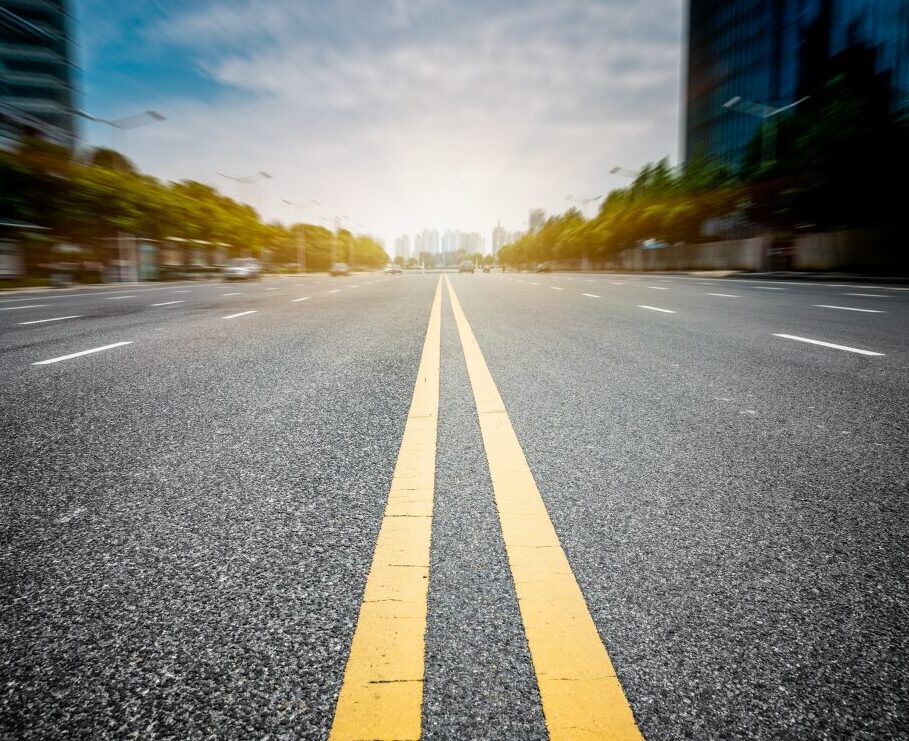 ビル街へ続く道路と中央線｜手続きを前に進める道筋のイメージ