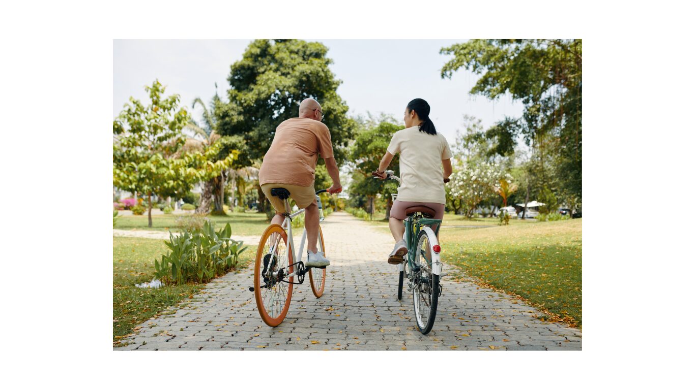 日本で自転車に乗る外国人と自転車保険のイメージ