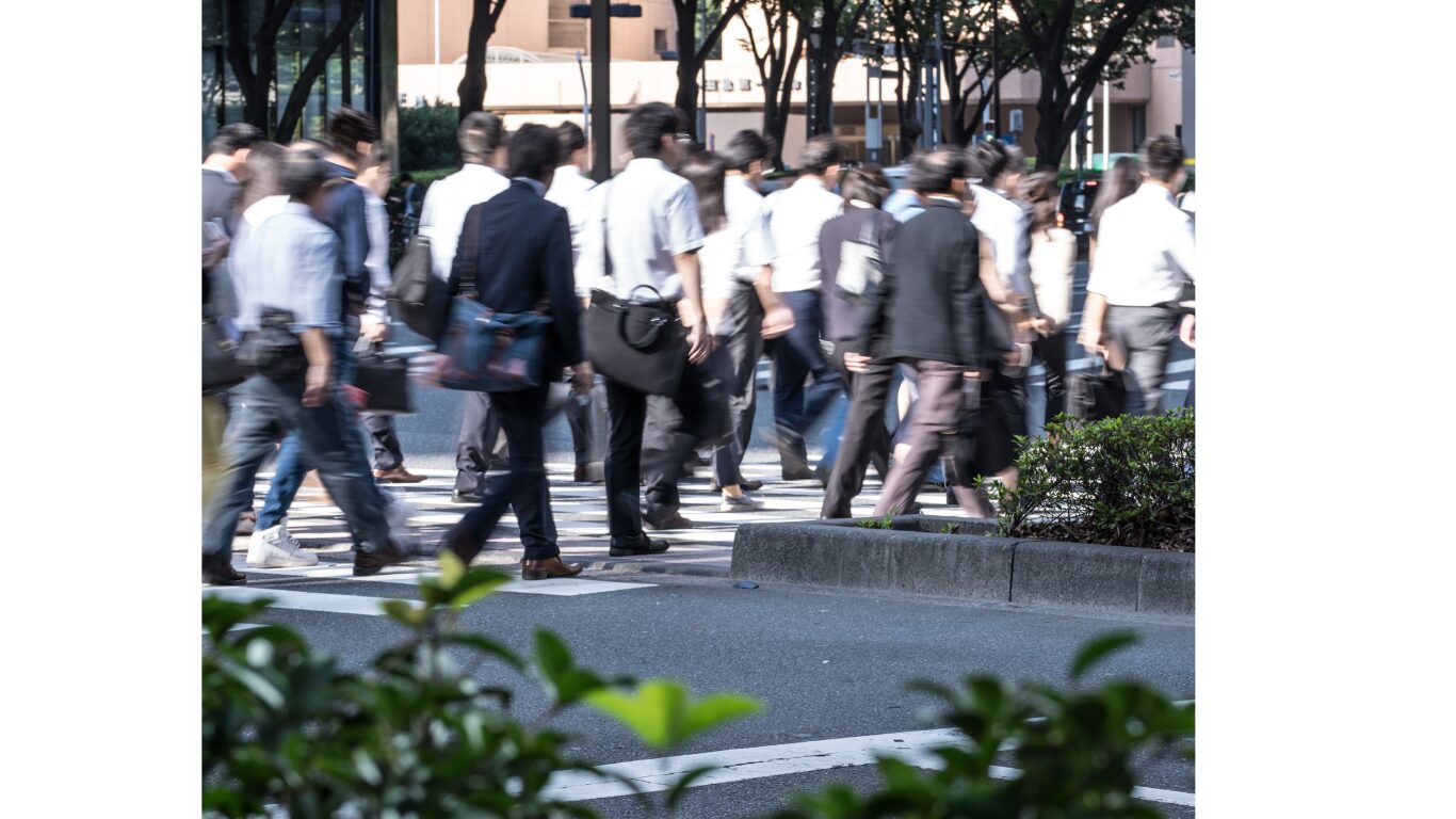 誠実に働きながら日本社会を静かに支える外国人のイメージ