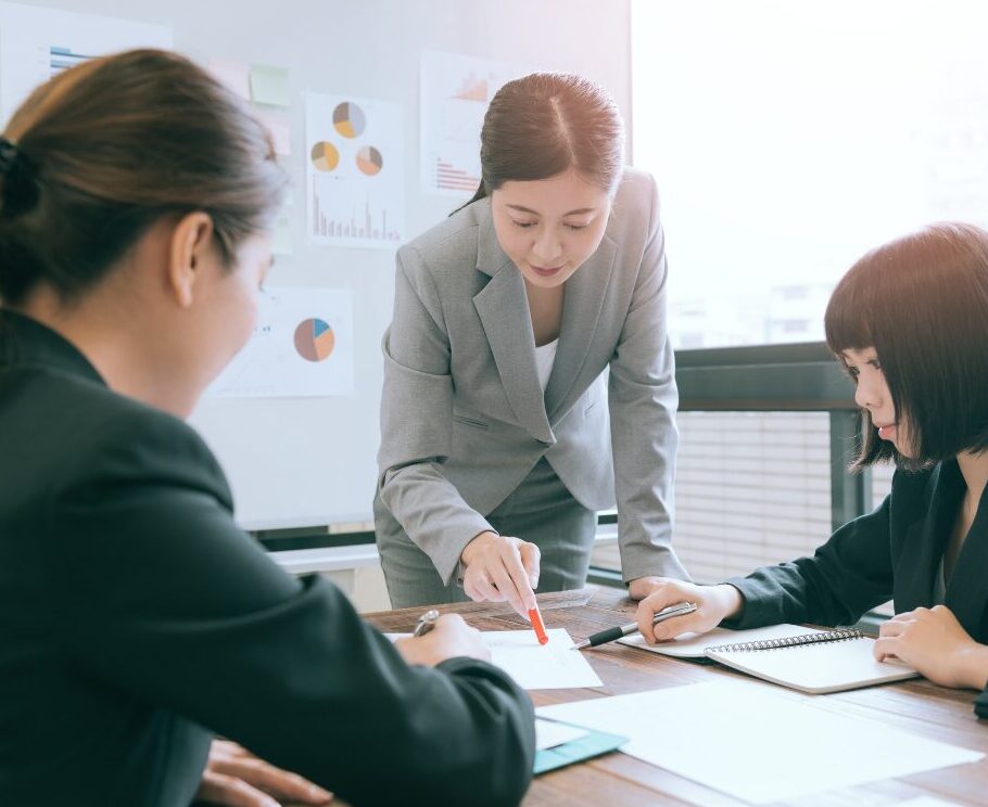 会社設立の相談を受ける専門家と依頼者