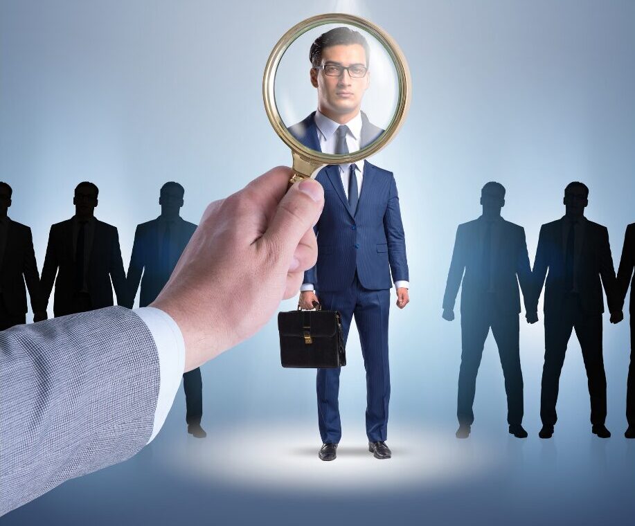 多数の応募者の中から最適な人材を見極めるイメージ