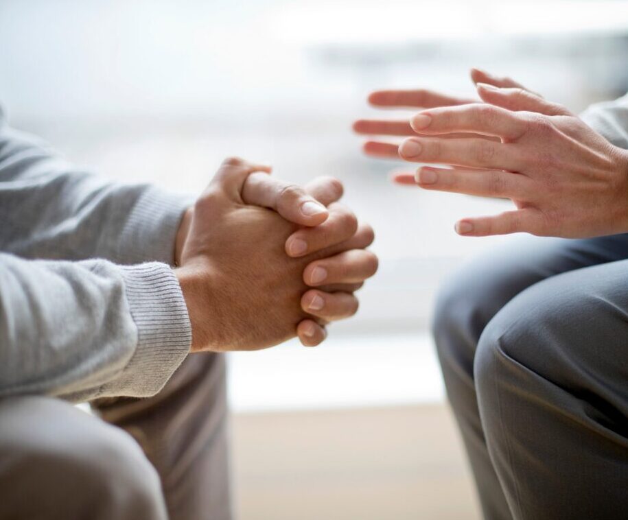 面談で向き合って対話する二人の様子